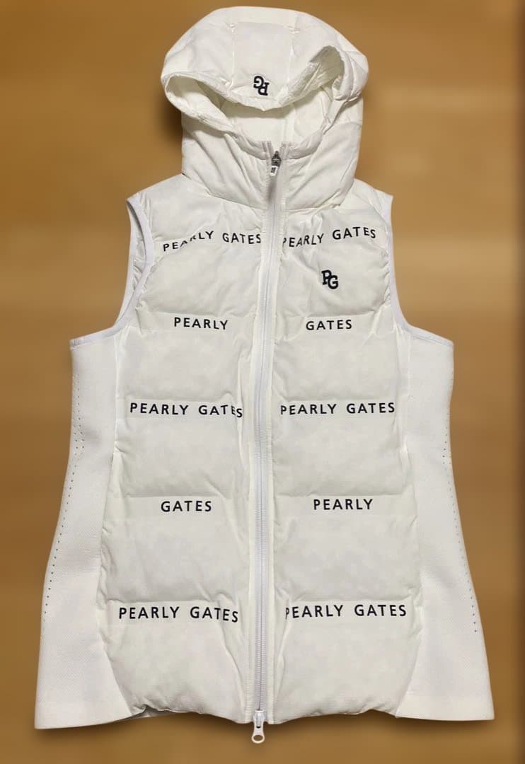 PEARLY GATES フード付き中綿ベスト ホワイト1