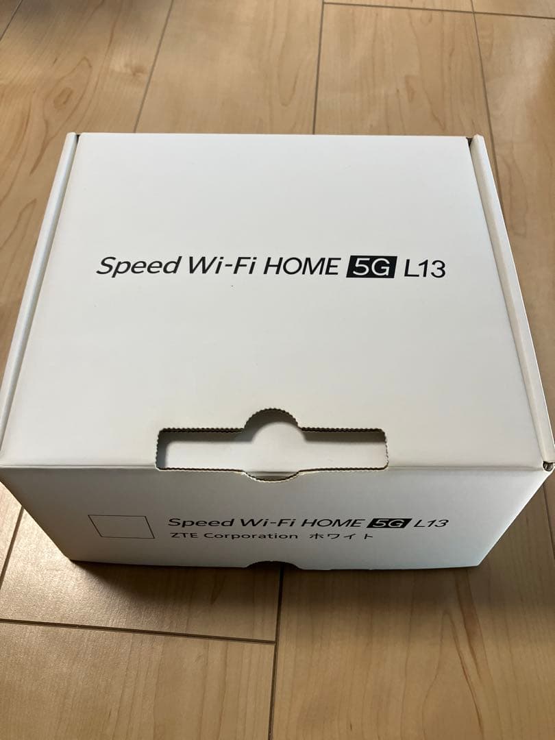 Speed Wi-Fi  5G L13 本体と付属品