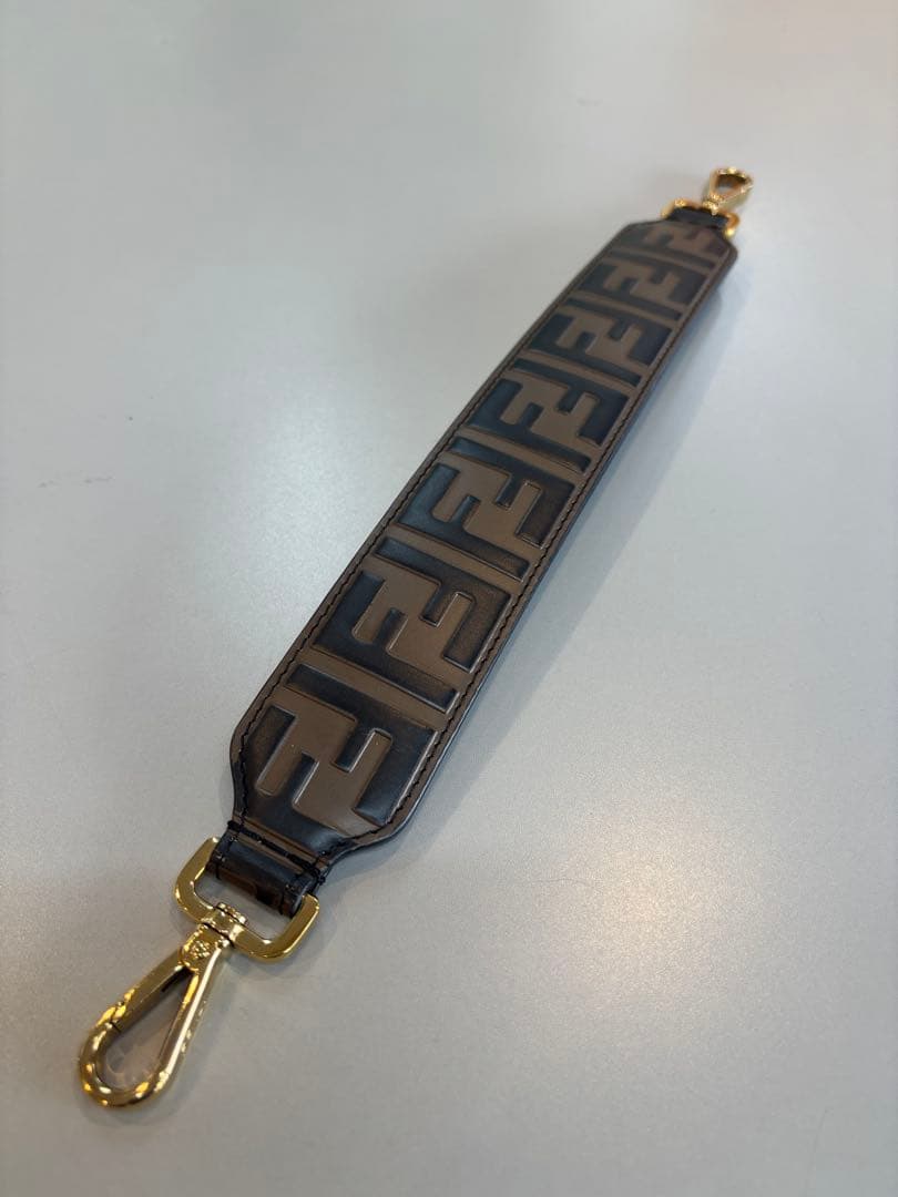 美品　Fendi ミニストラップユー　カーフレザー　ズッカ柄