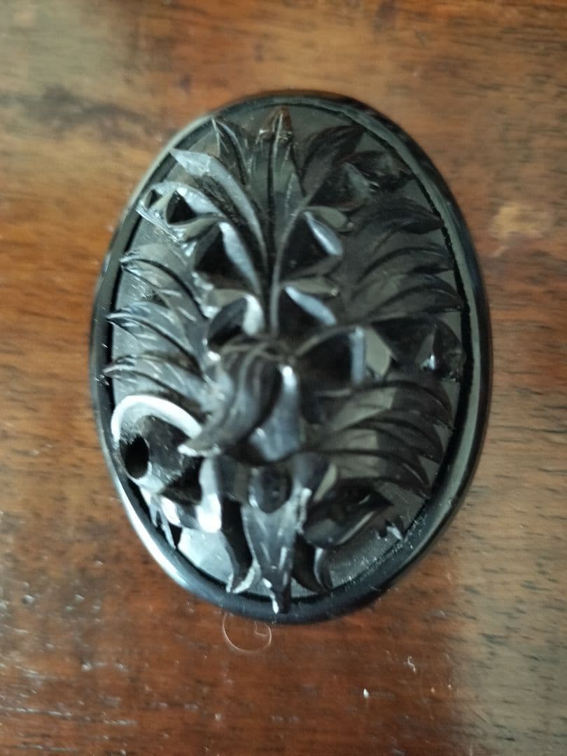 イギリスアンティークジェットのブローチ