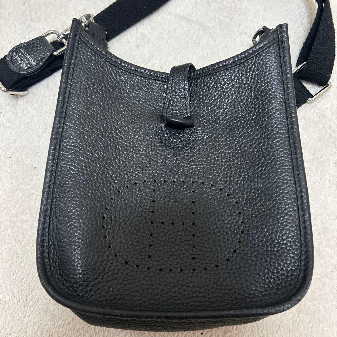 HERMÈS ブラック ショルダーバッグ