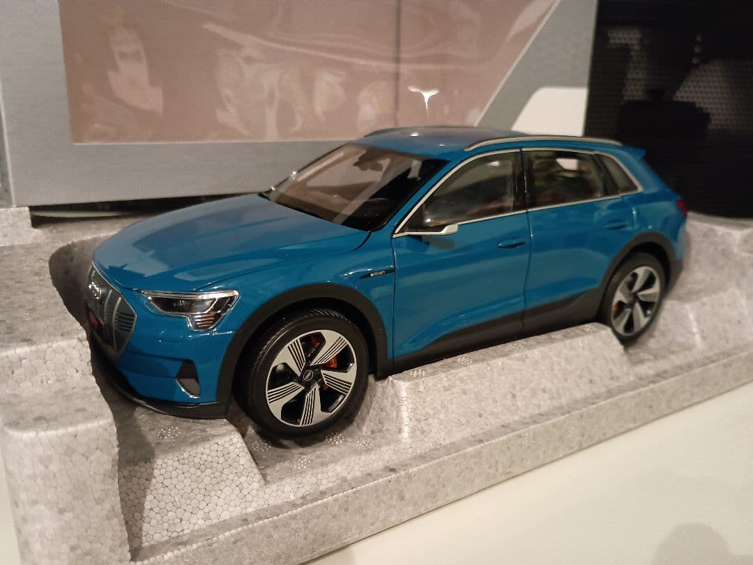 ノレブ NOREV 特注品 アウディ Audi e-tron 1/18