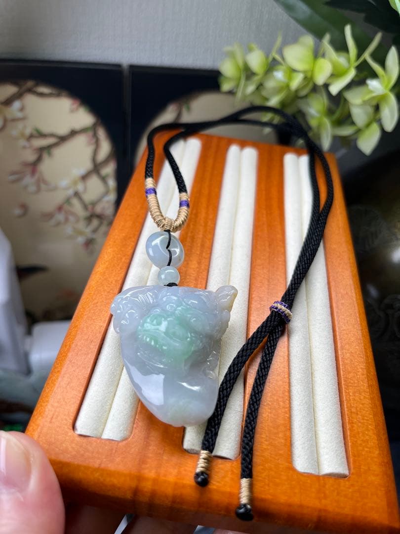 新入荷‼️御守り❣️天然A貨翡翠　希少の3色翡翠、開運龍神様の頭　鑑定書付き