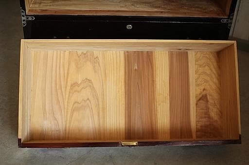 古い木製のチェスト　引き出し3段