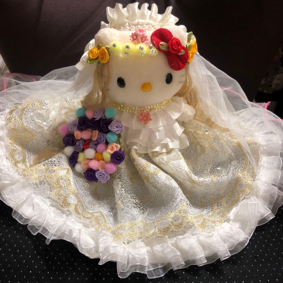 美しいウェディングドレスを着たハローキティ