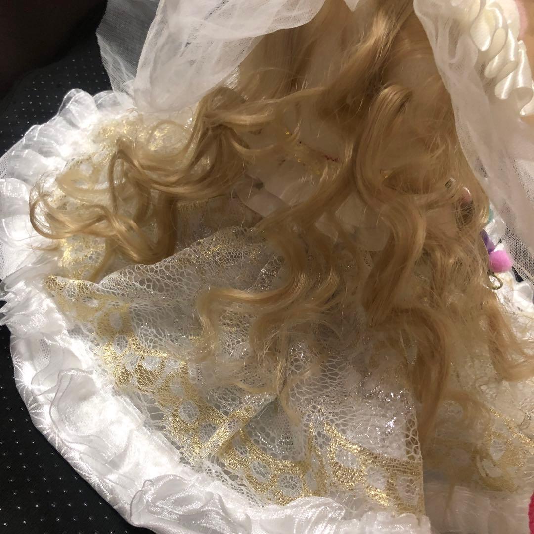 美しいウェディングドレスを着たハローキティ
