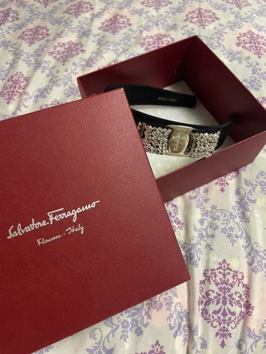 フェラガモ　ビジュー　リボン　カチューシャ