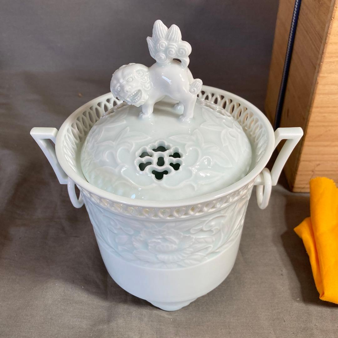 【樋渡陶六】伝統工芸会　重要無形文化財　樋渡陶六作　青白磁彫獅子牡丹唐草文　香炉