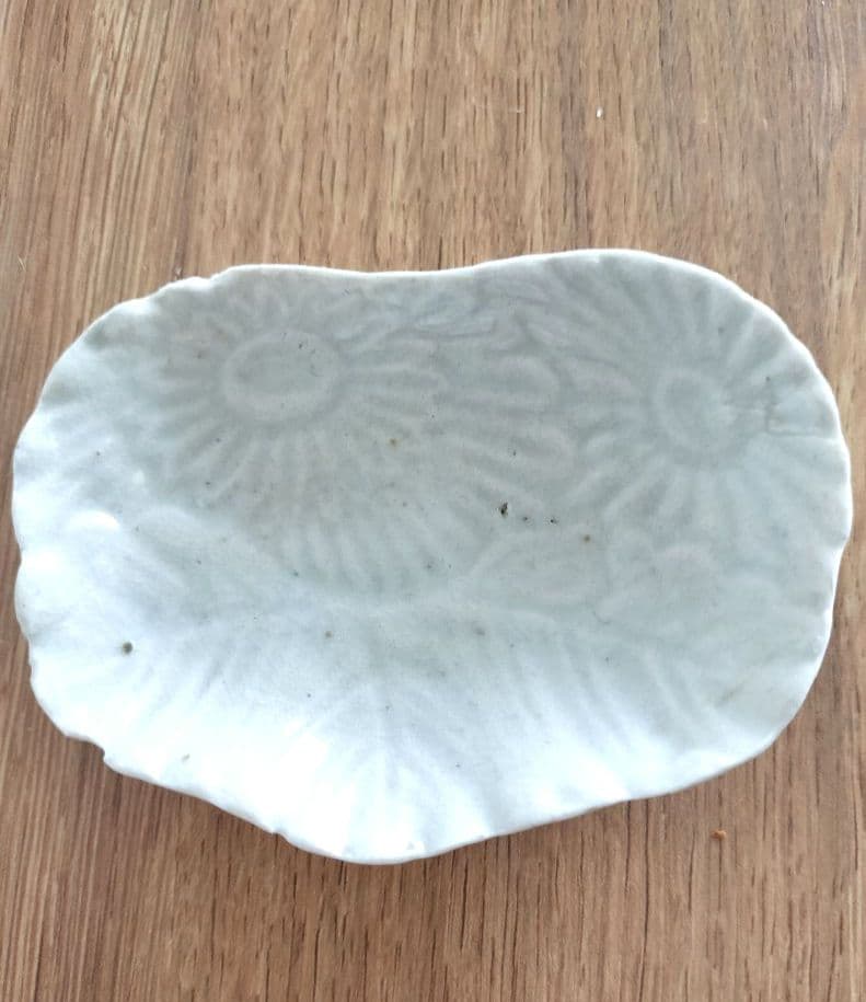 古伊万里　白磁　陽刻　菊　豆皿