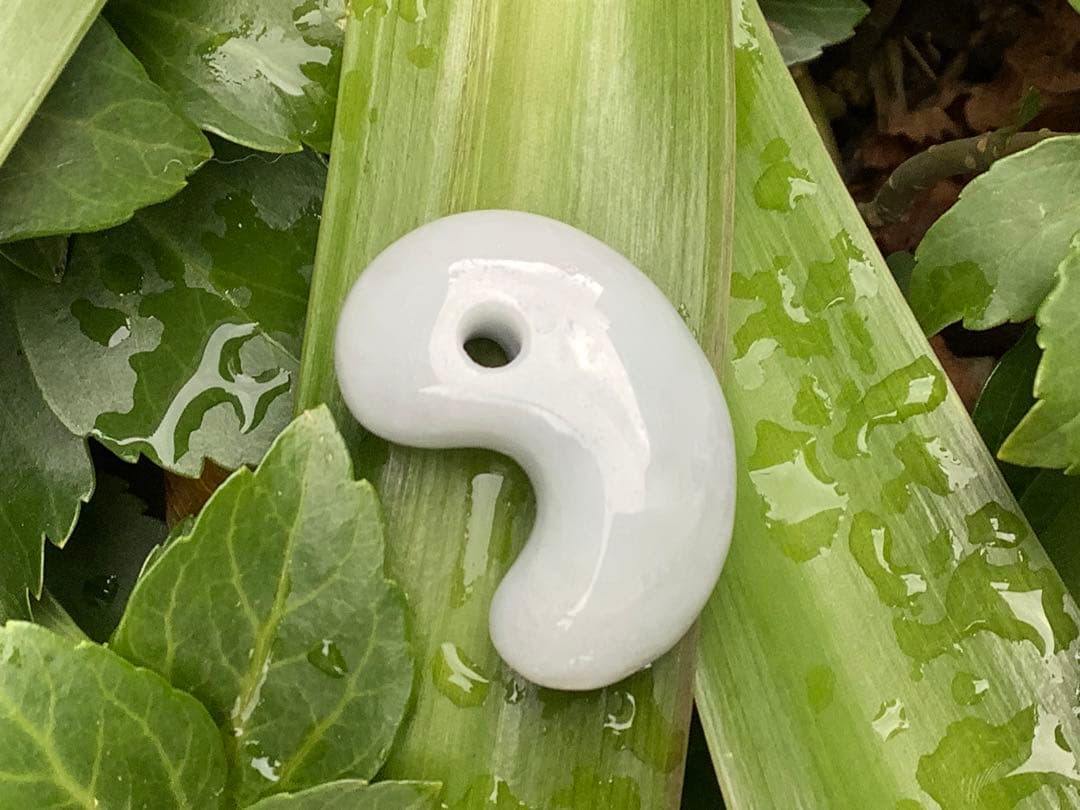 ✳神からの授かり　糸魚川翡翠勾玉　濃いめの白肌　機械鑑定書付の極上品質‼️