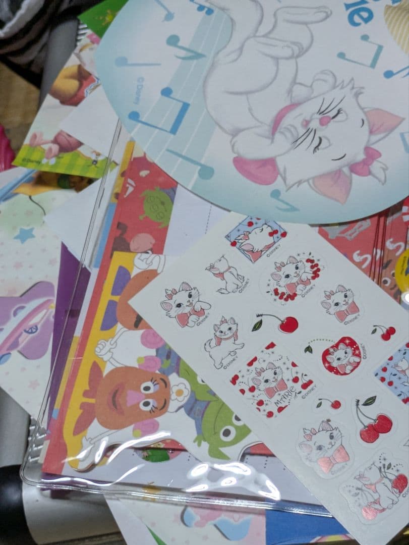 ディズニーメモ帳５０００枚以上数えきりません。下の方にも珍しいのあり。重いです。