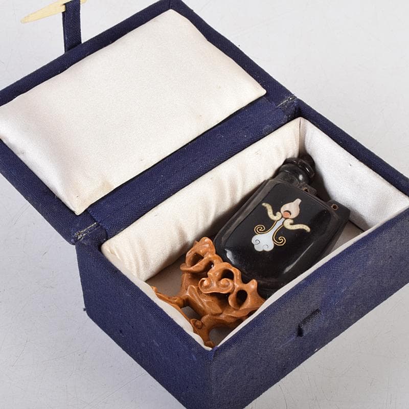 中国　牛角製　玉石螺鈿装飾　漢詩刻　鼻煙壷　木製台付　M　9430