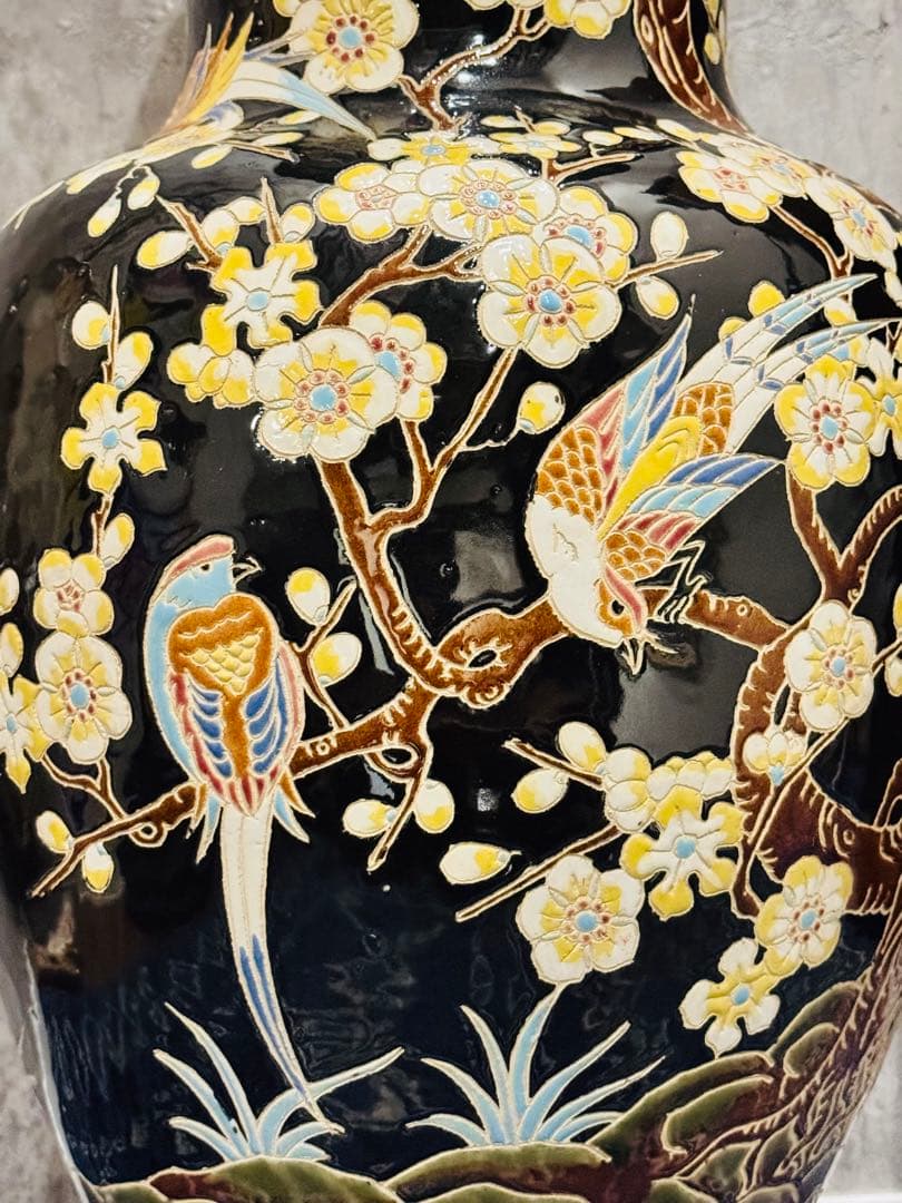 (39) 美しい東洋陶器の床置き花瓶。桜と鳥が描かれ彫刻されています。