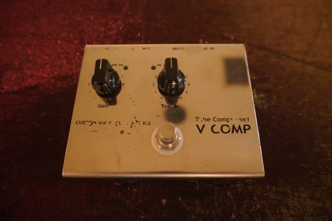 V COMP コンプレッサー 本体とACアダプター
