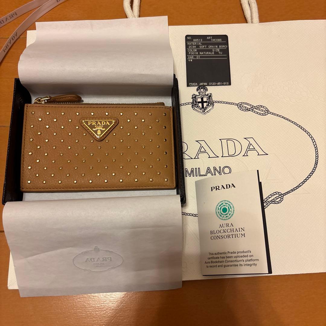 最終お値下げPRADA スタッズ付きケース ベージュ