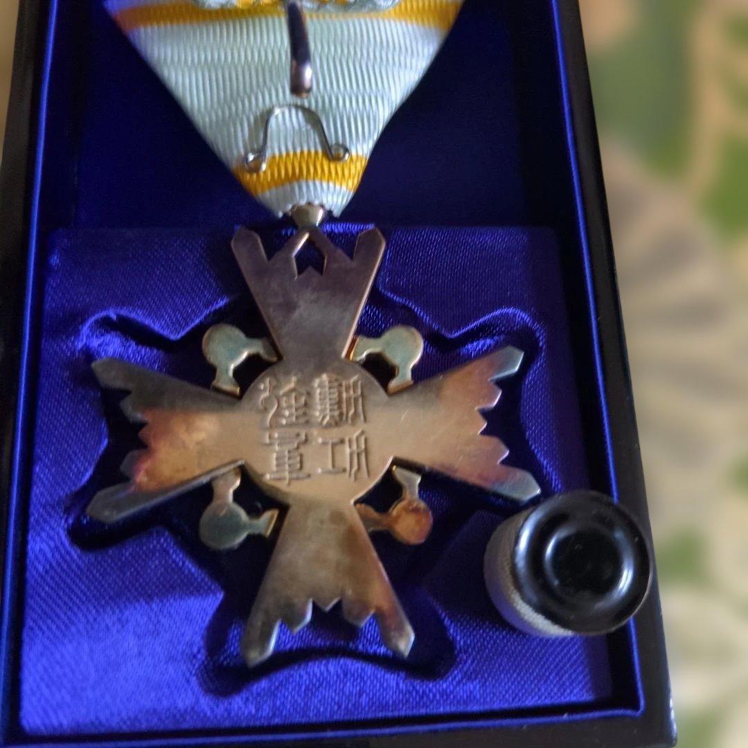 【美品】勲四等 瑞宝章 塗共箱・略綬付き