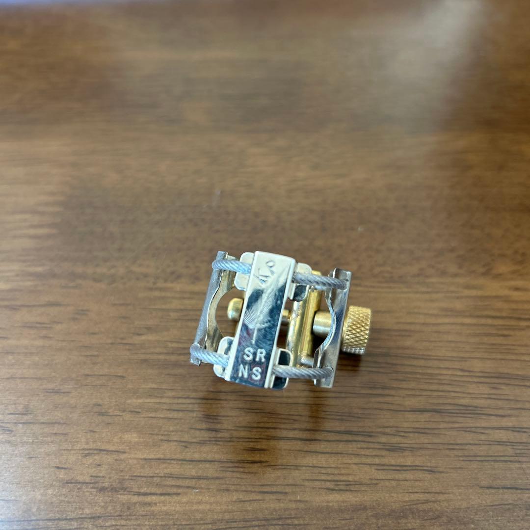 kplumeソプラノサックスラバー用リガチャー　ニッケルシルバー仕上げ