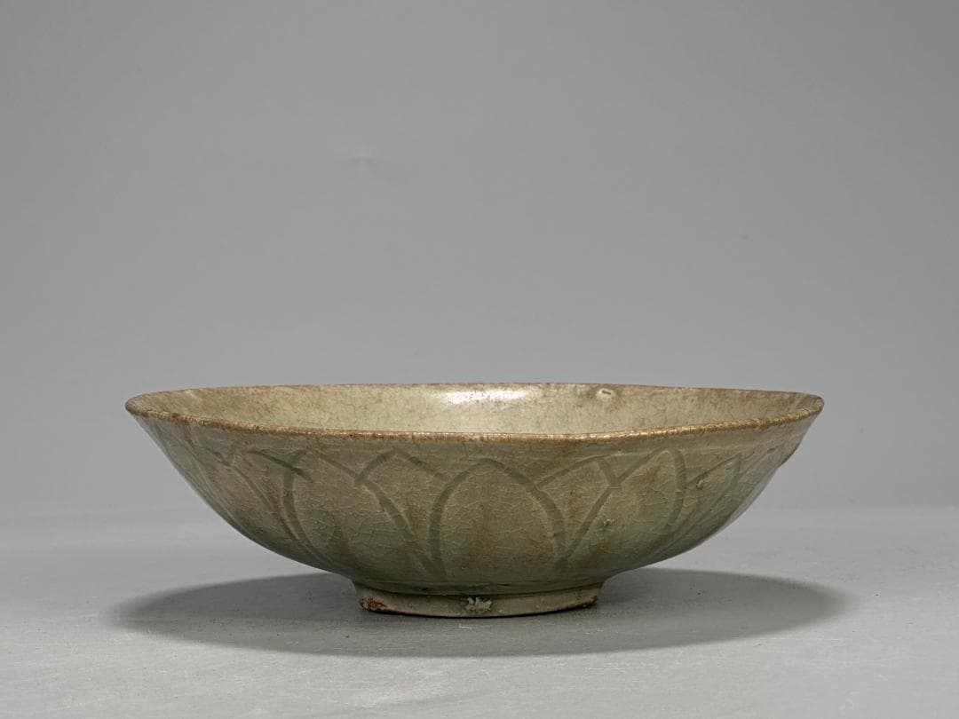 中国美術　元～明時代　青磁　蓮花文茶碗 鉢　時代物　唐物　14～15世紀頃