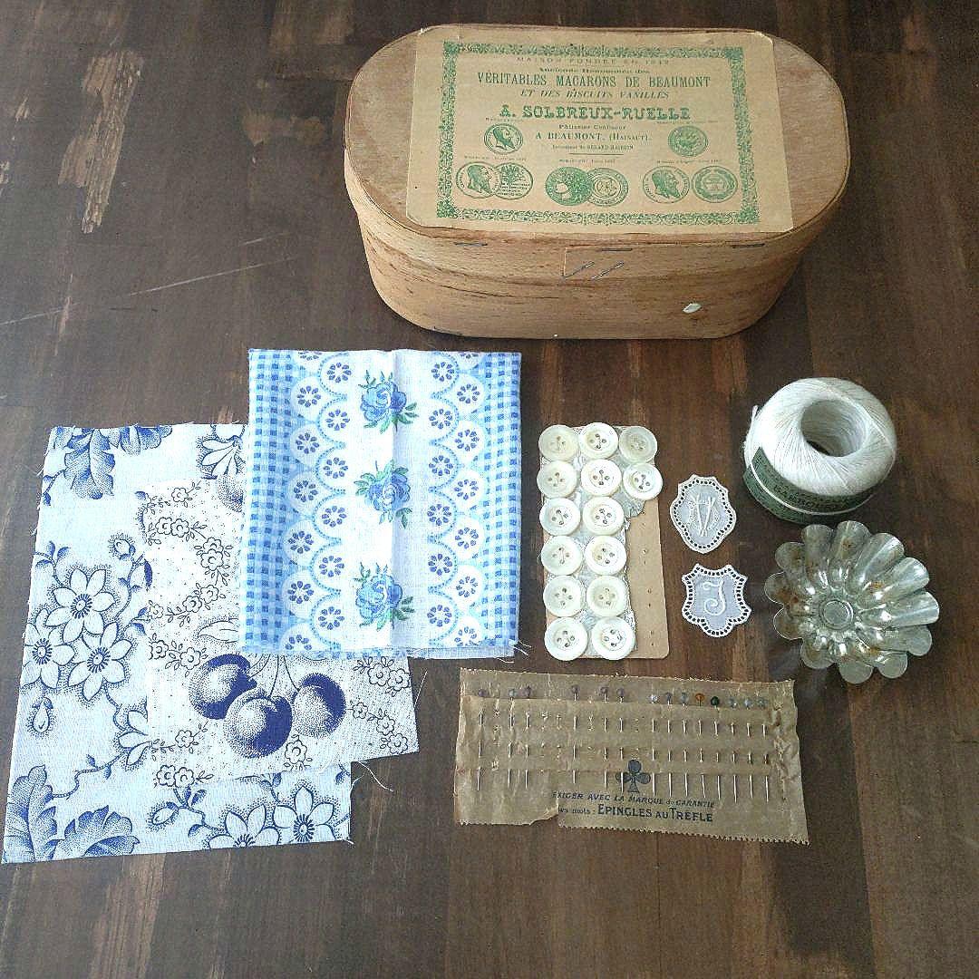 アンティーク お菓子の箱 と 手芸材料 糸巻き 待ち針 モチーフ ボタン