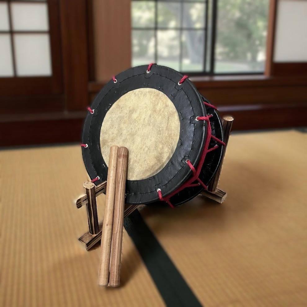 【新品】【蔵出し】締め太鼓 牛革 和太鼓 バチ付 台付 平太鼓 入門用