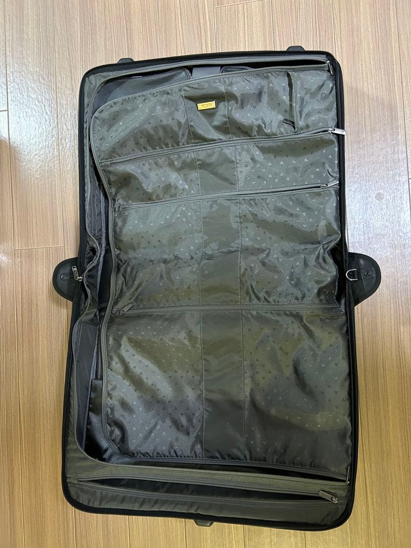 (週末セール)TUMIガーメント ブラックキャリーケース