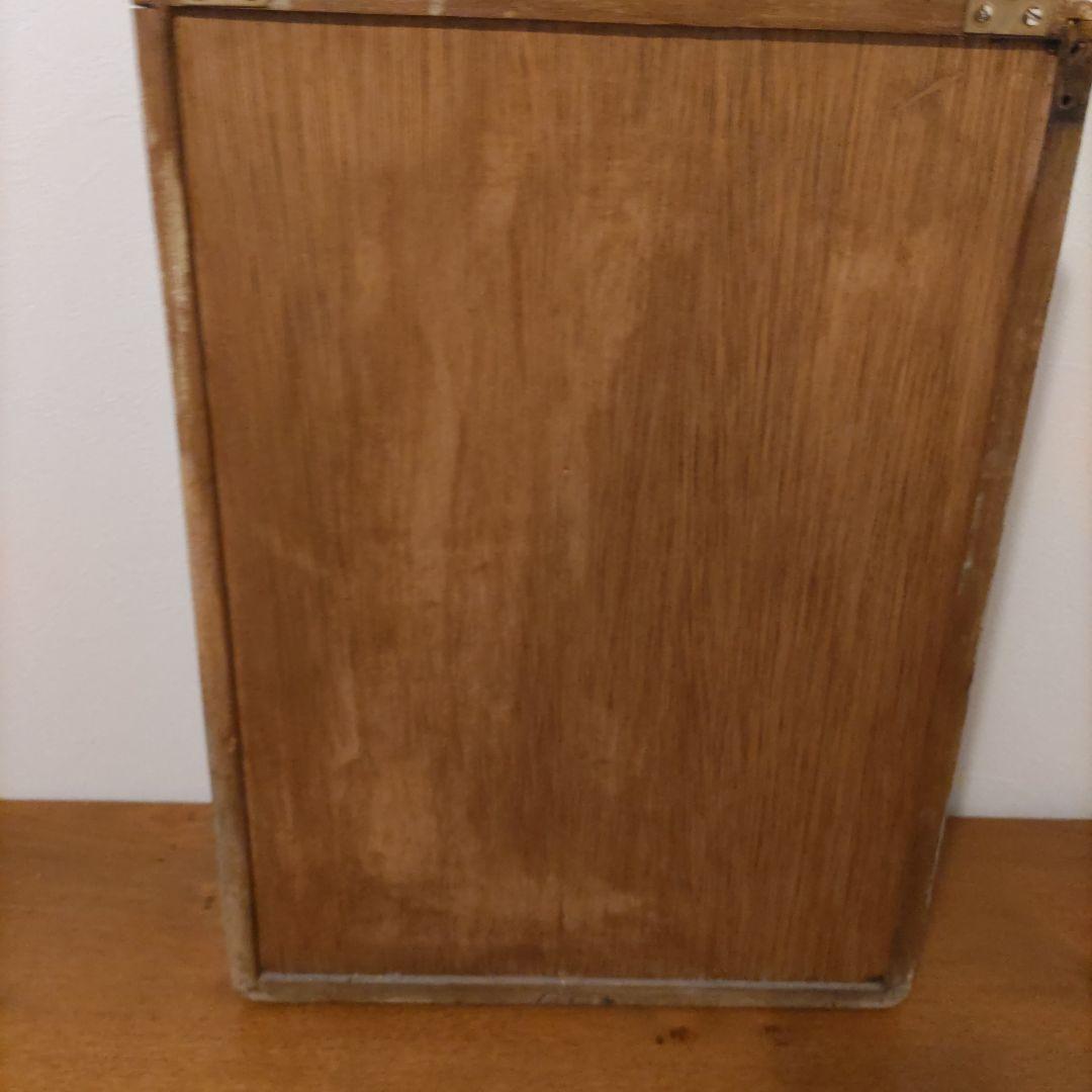 グレーの木製扉付き収納ボックス