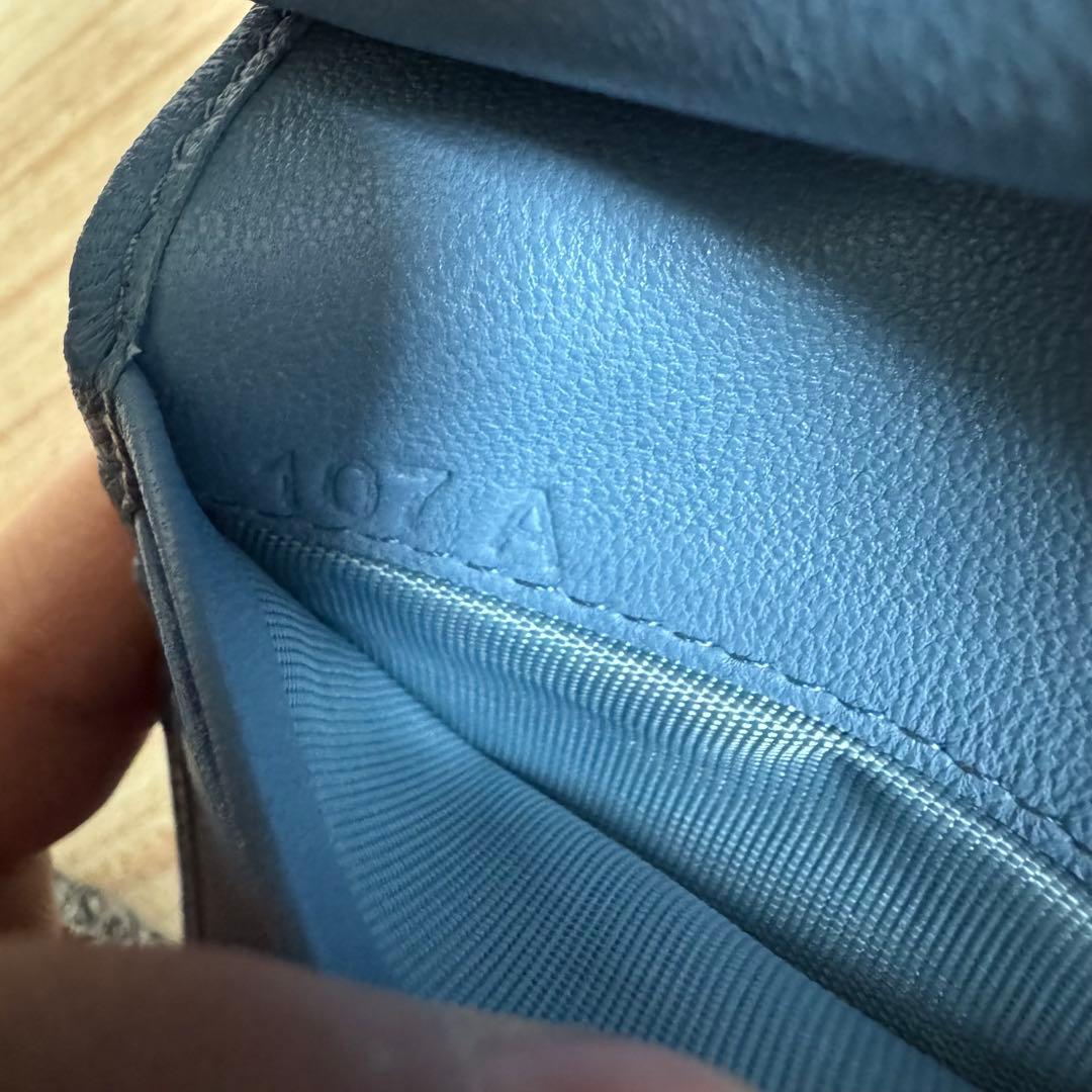 極美品 プラダ 二つ折り ダイアグラム キルティング ブルー 1MV204