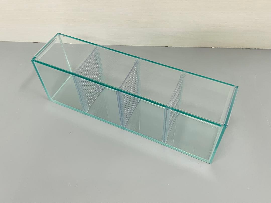 450×110×150㎜ 4室水槽 パンチング仕切り板+ガラス蓋付 未使用品