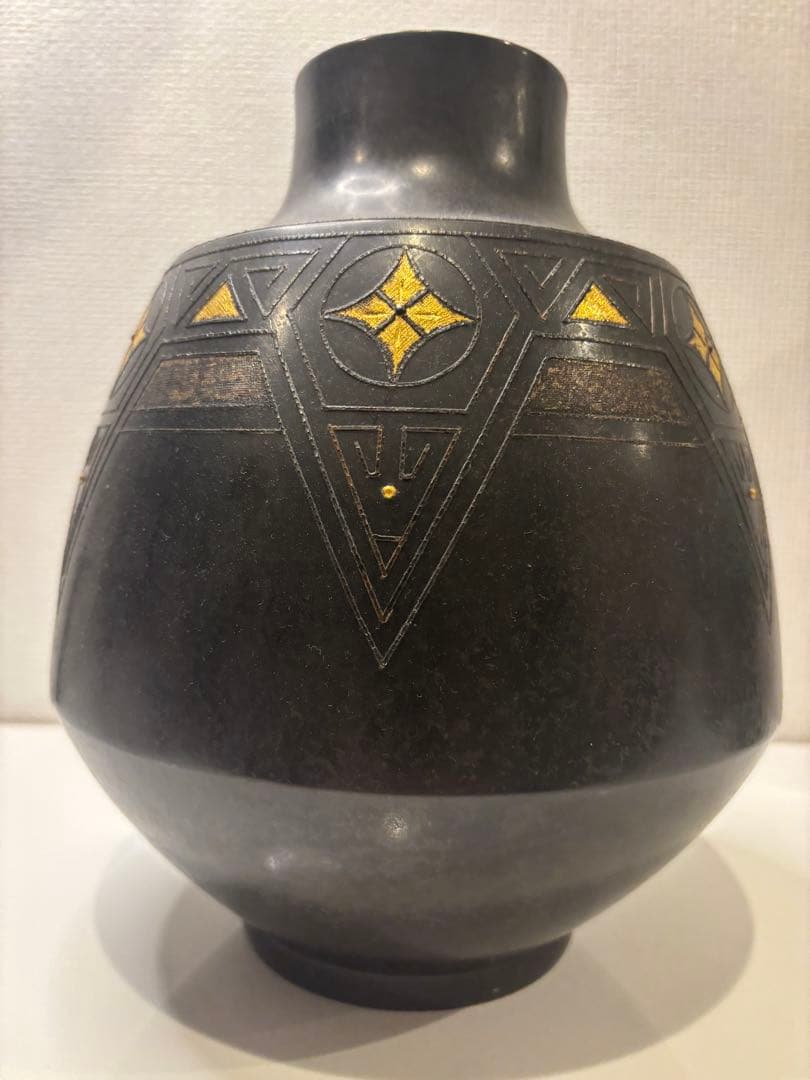 黒色の金装飾の骨董品