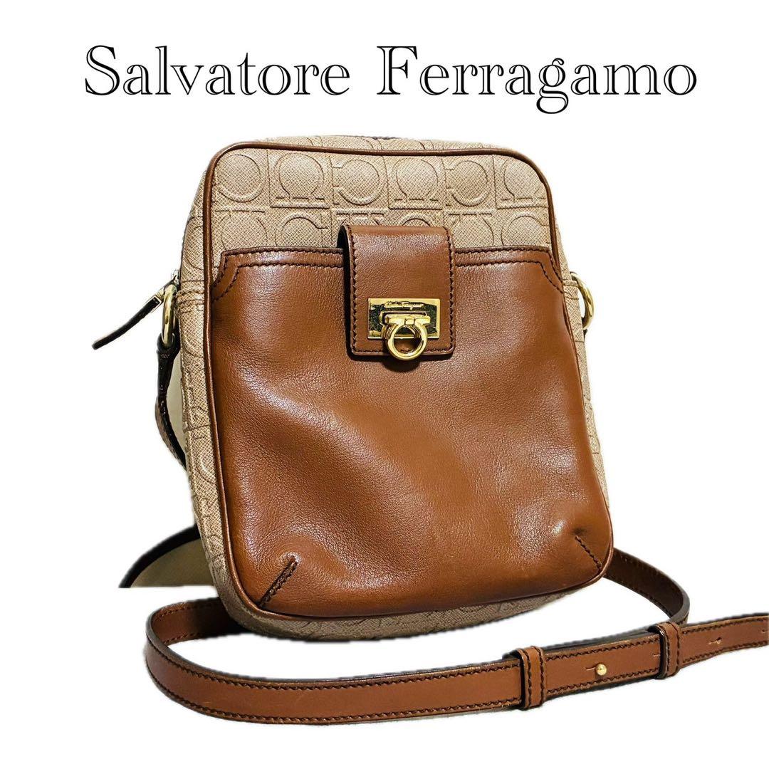 【美品】フェラガモ　ショルダーバッグ　クロスボディ　ガンチーニ　ベージュ　レザー