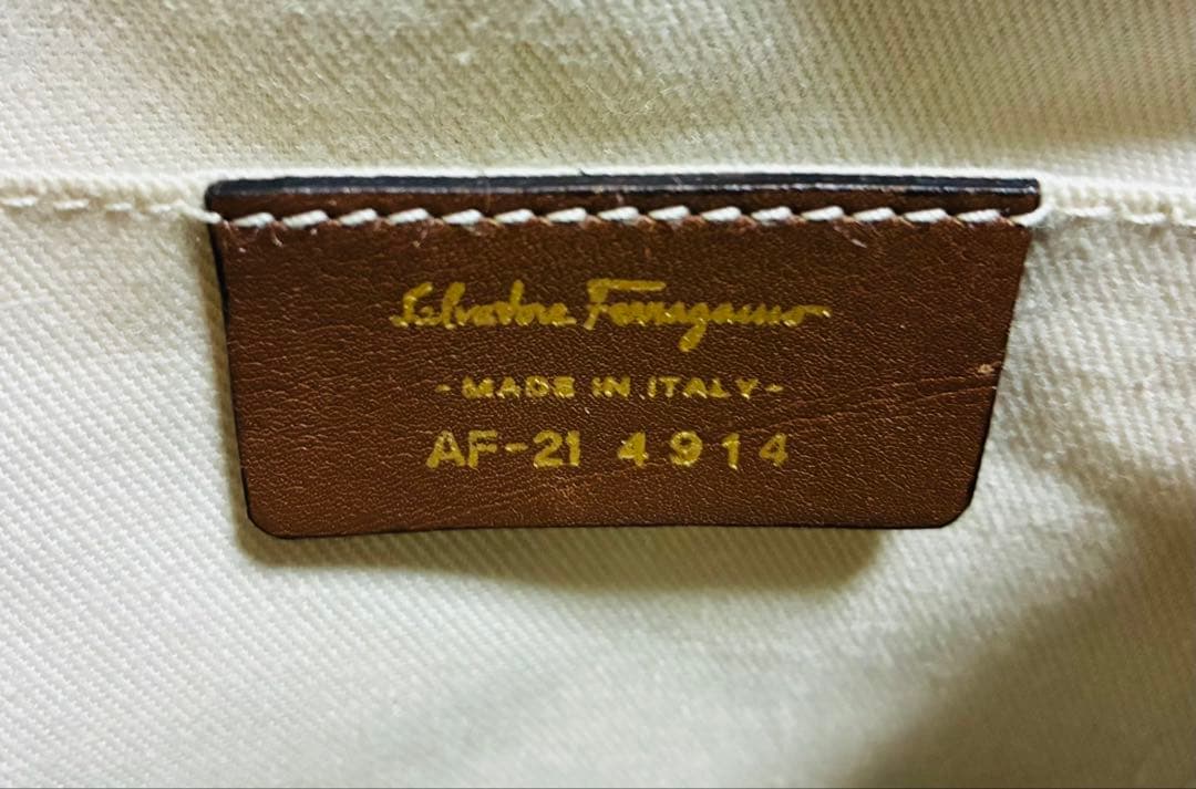 【美品】フェラガモ　ショルダーバッグ　クロスボディ　ガンチーニ　ベージュ　レザー