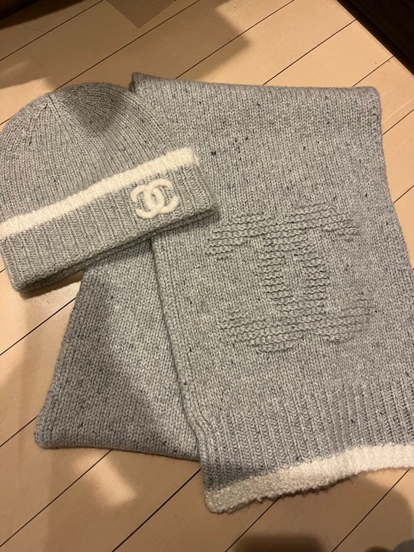未使用　CHANEL グレー 帽子とマフラーセット