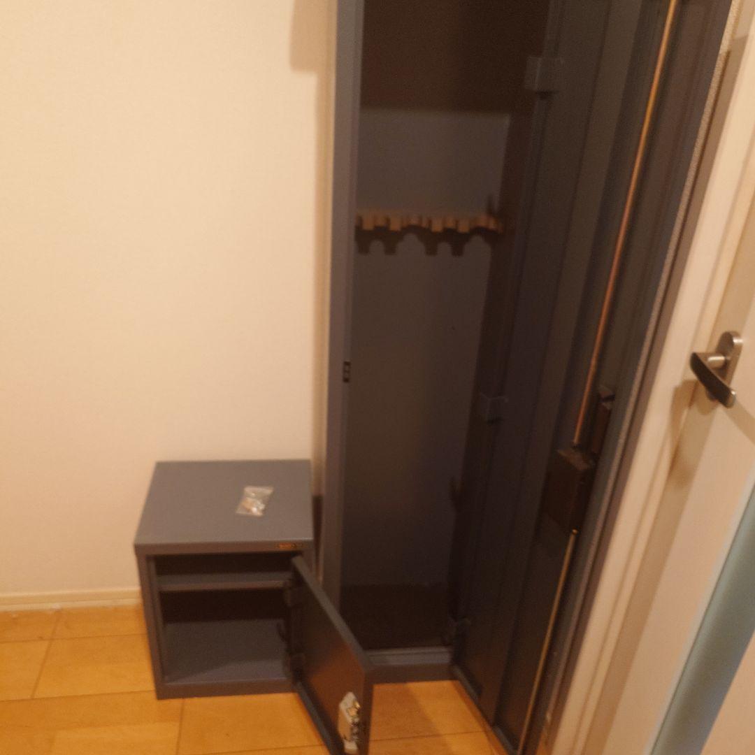 鍵付きグレーのガンロッカー5丁用、弾倉ロッカー