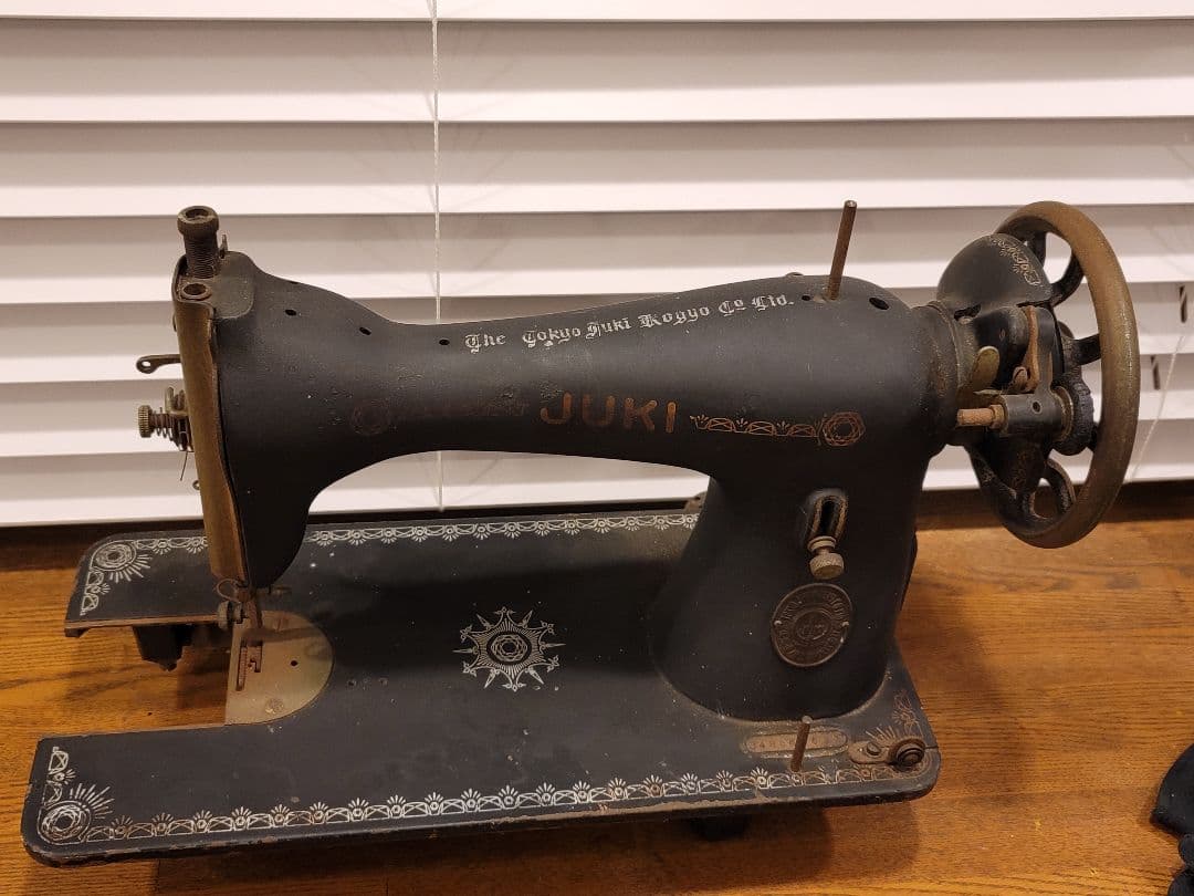 アンティークのミシン。