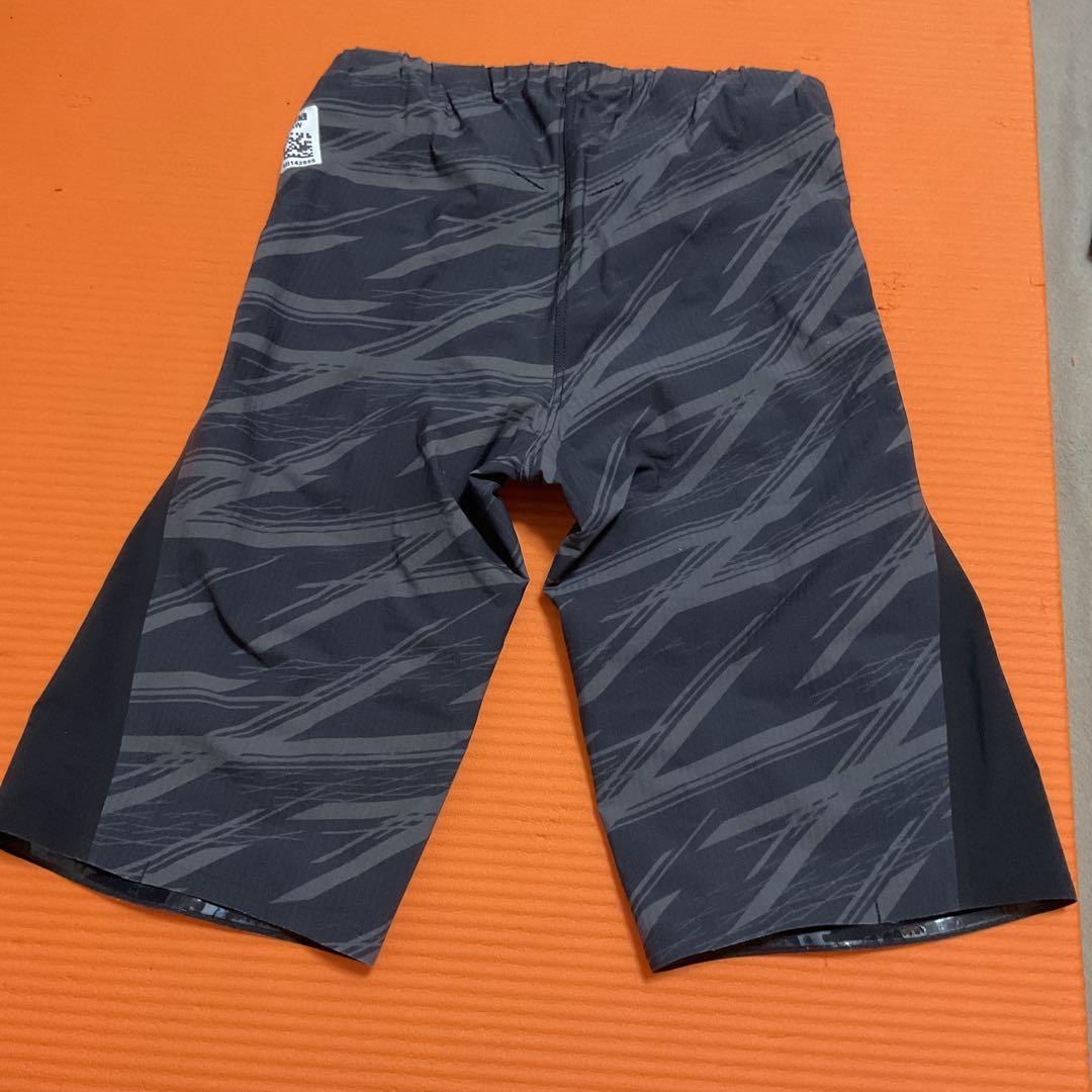 Mizuno 競泳水着 黒/グレー ストライプ