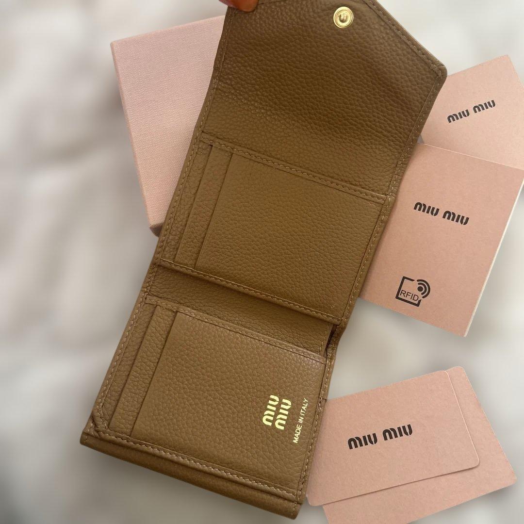 miu miu♡ヴィッテロダイノレザーフラップ付折りミニ財布♡ブラウン