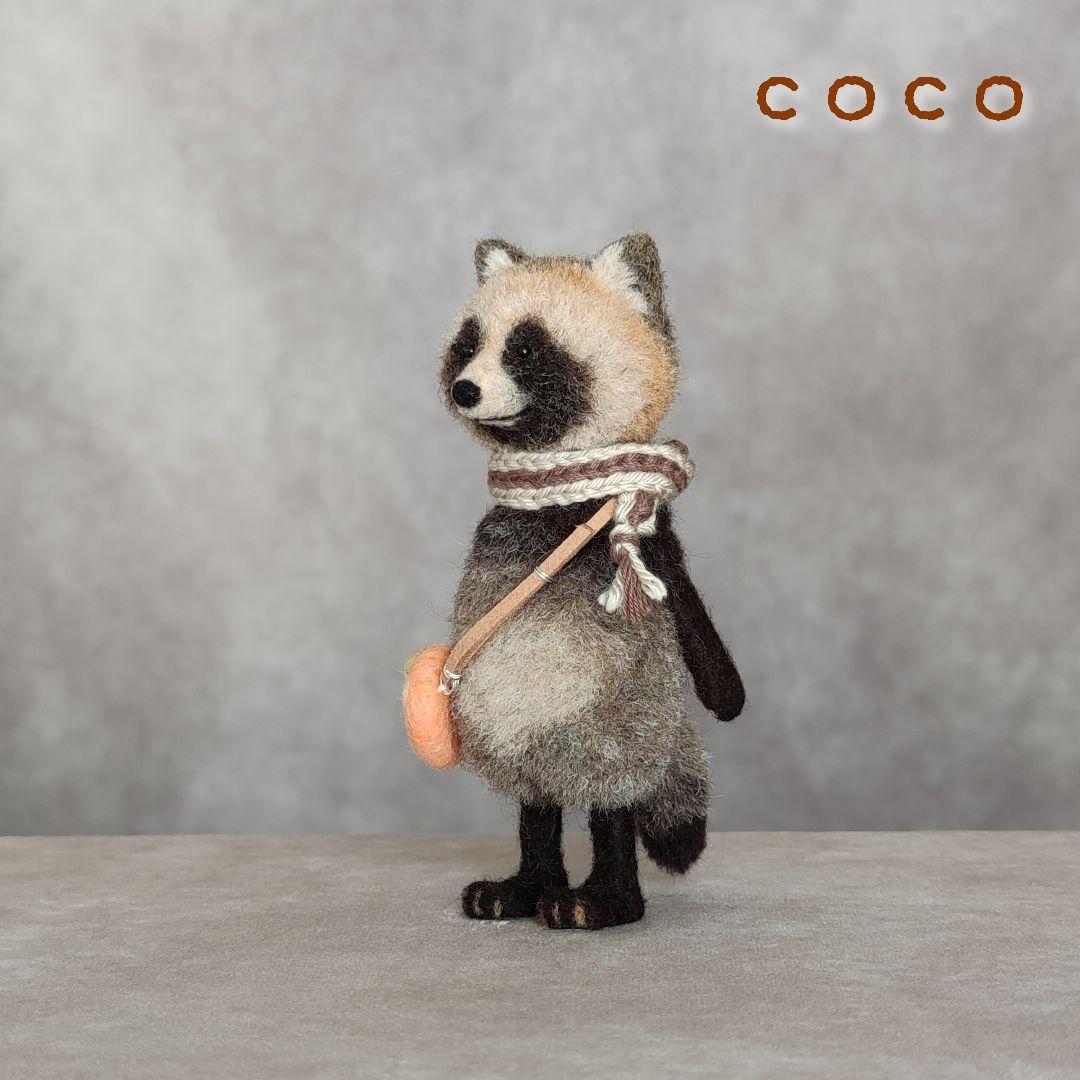 柿ポシェットを下げたたぬきさん