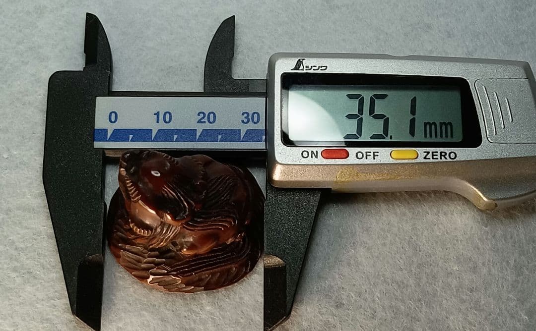 親信 在銘 「玉取り獅子」 柘植彫 根付 江戸時代