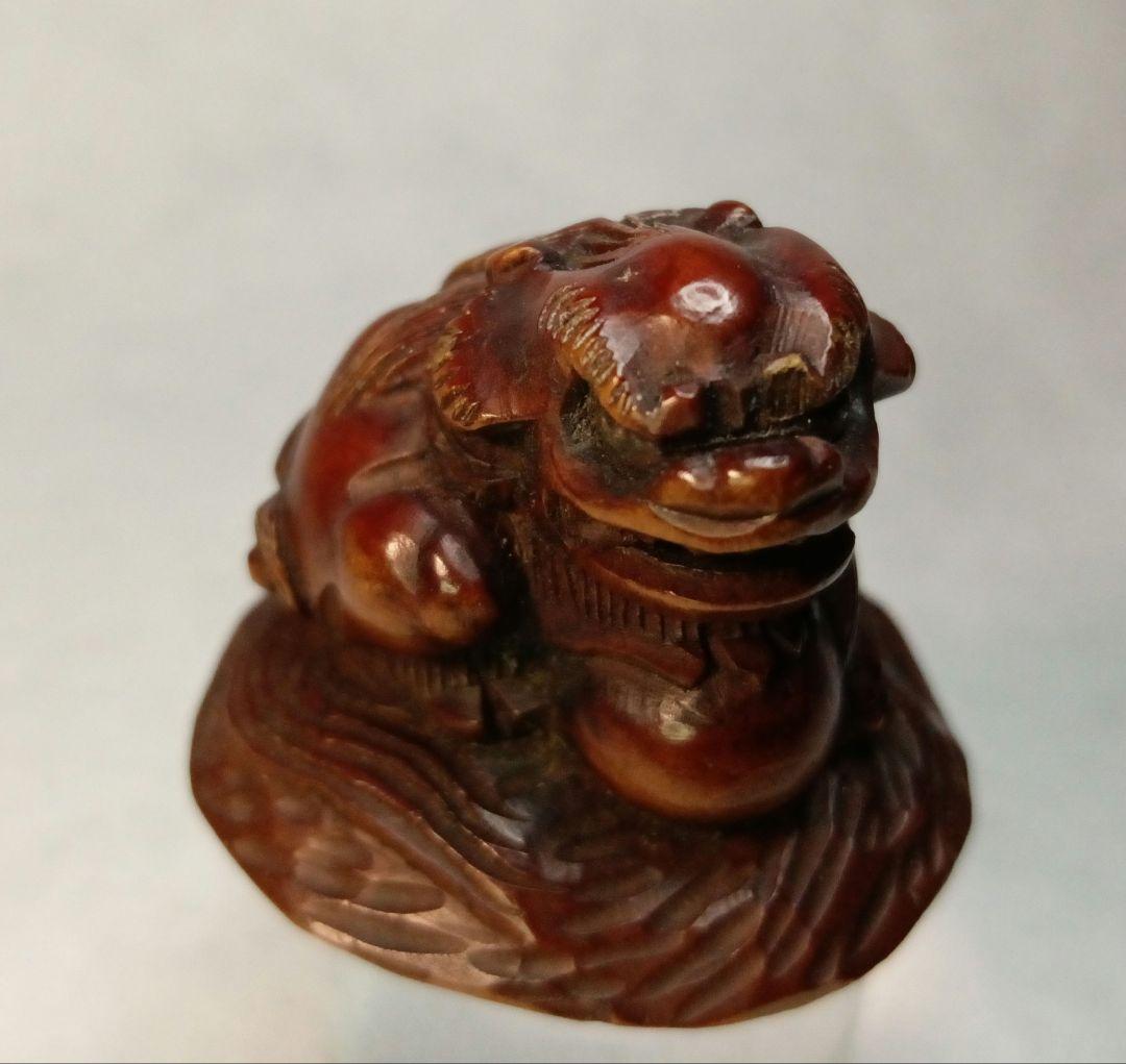 親信 在銘 「玉取り獅子」 柘植彫 根付 江戸時代