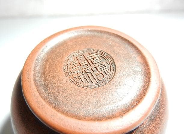 宜興紫砂壷（底款「周箕能制」、高さ５．５ｃｍ、幅幅９．５ｃｍ、容量４０ｃｃ）