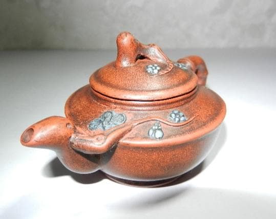 宜興紫砂壷（底款「周箕能制」、高さ５．５ｃｍ、幅幅９．５ｃｍ、容量４０ｃｃ）