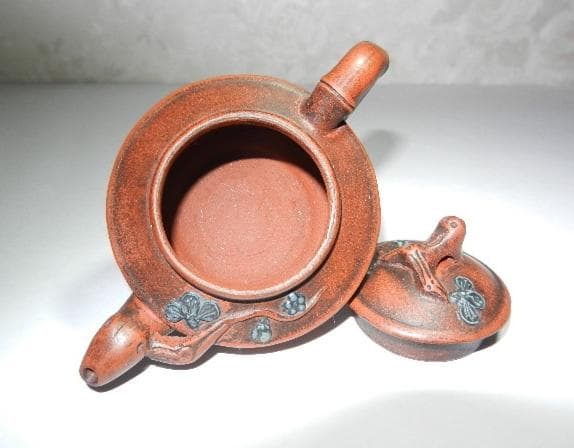 宜興紫砂壷（底款「周箕能制」、高さ５．５ｃｍ、幅幅９．５ｃｍ、容量４０ｃｃ）