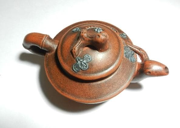 宜興紫砂壷（底款「周箕能制」、高さ５．５ｃｍ、幅幅９．５ｃｍ、容量４０ｃｃ）