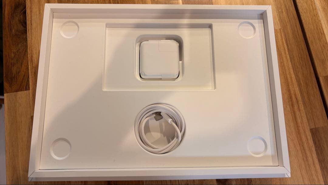 【ほぼ新品美品】MacBook Air M4 チップ スターライト