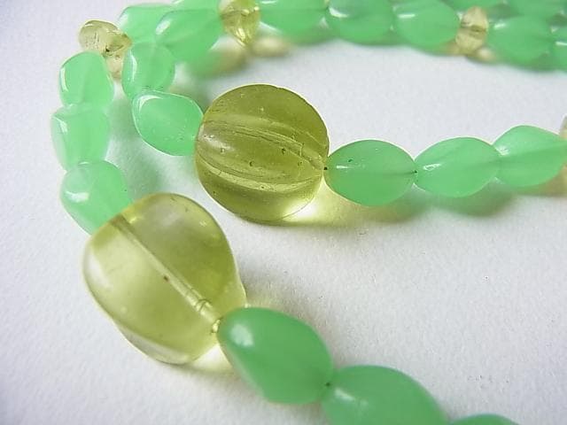 ★D2702★1900年代　 ボヘミア　ウラン ガラス　ビーズ　アンティーク