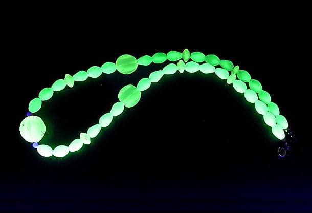 ★D2702★1900年代　 ボヘミア　ウラン ガラス　ビーズ　アンティーク