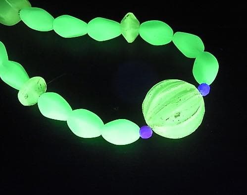 ★D2702★1900年代　 ボヘミア　ウラン ガラス　ビーズ　アンティーク