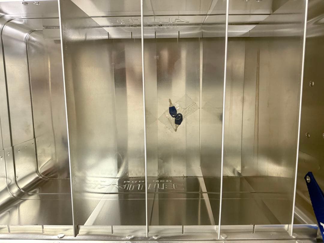 【黒スタンド付　中仕分け】アルテックアルミコンテナ 48L ユニバーサルスタンド