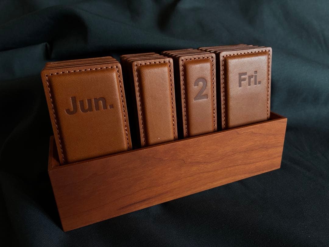 土屋鞄パーペチュアルカレンダー レザー製置き型カレンダー