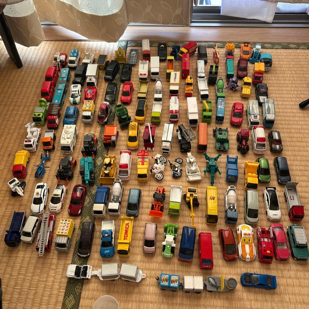 ミニカーのセット（写真1枚目と2枚目）